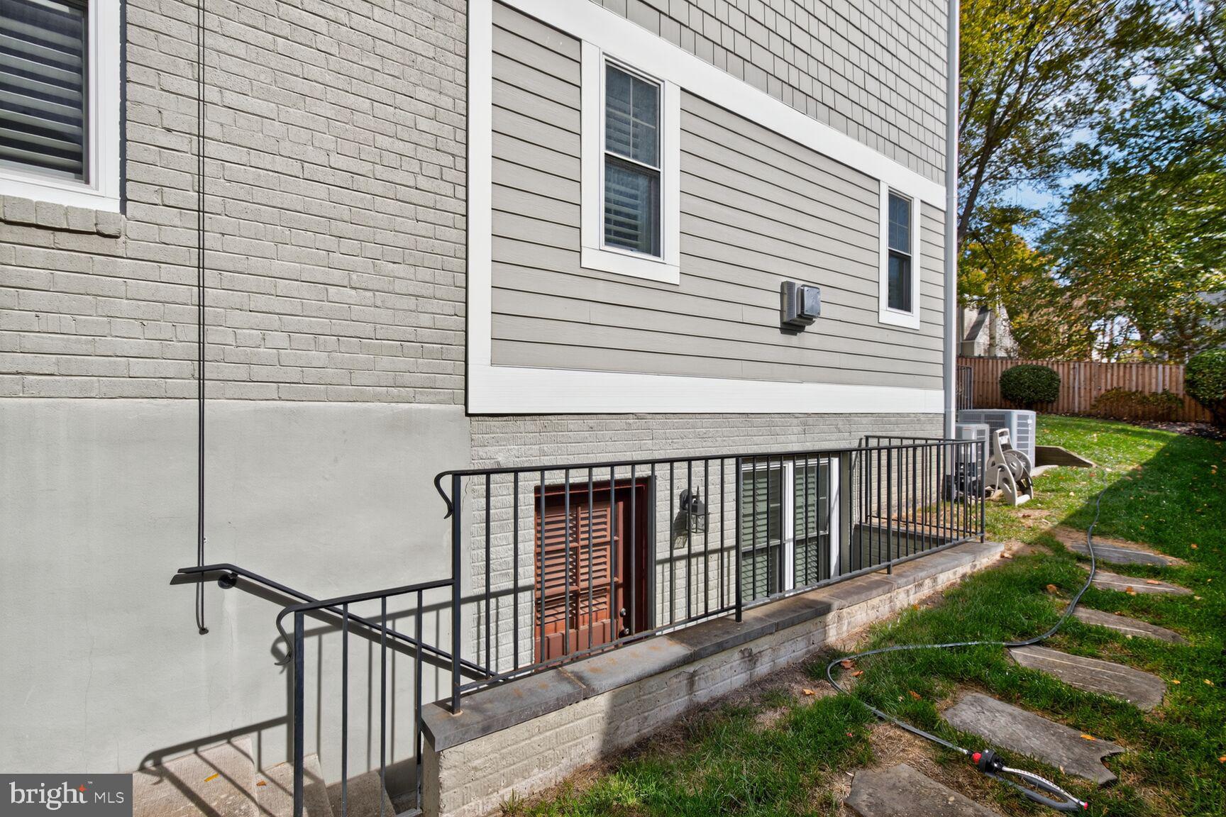 10105 CRESTWOOD ROAD