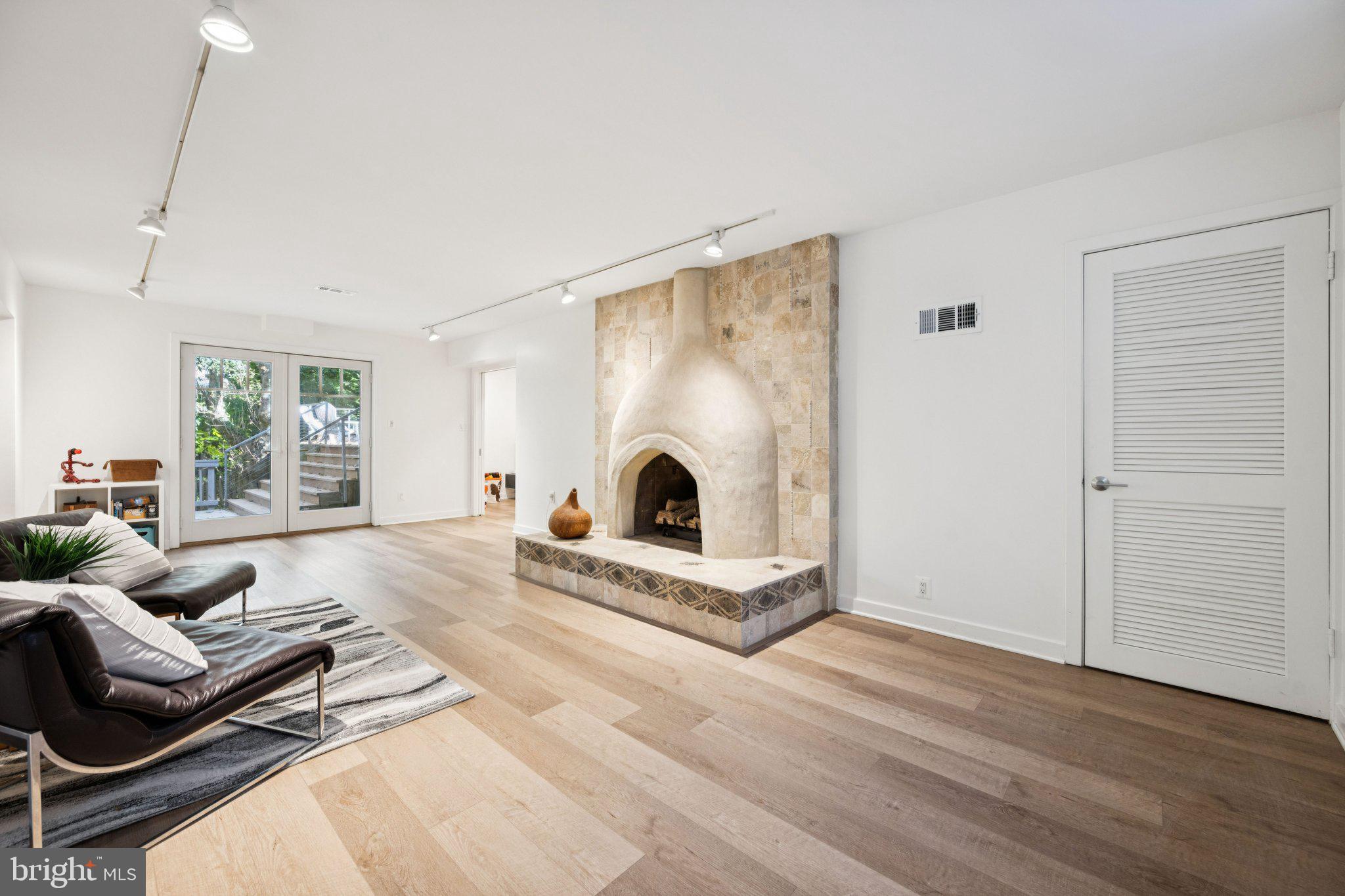 6 SPRING HILL COURT
