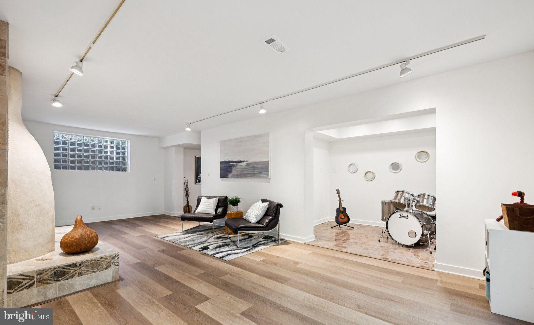 6 SPRING HILL COURT