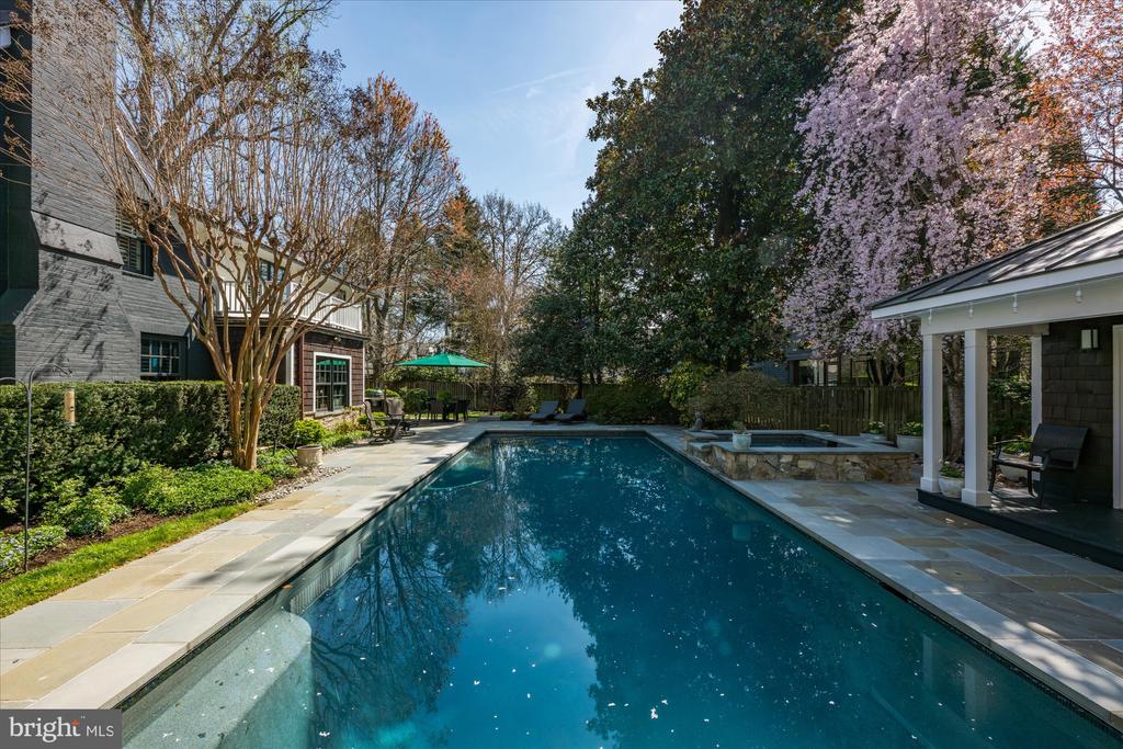 6 LELAND COURT