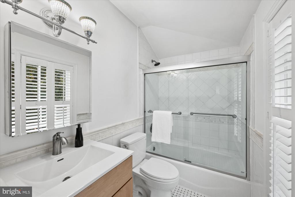 6 LELAND COURT
