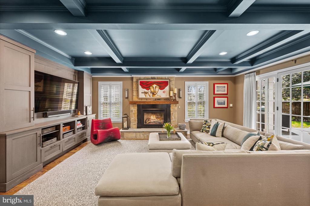 6 LELAND COURT
