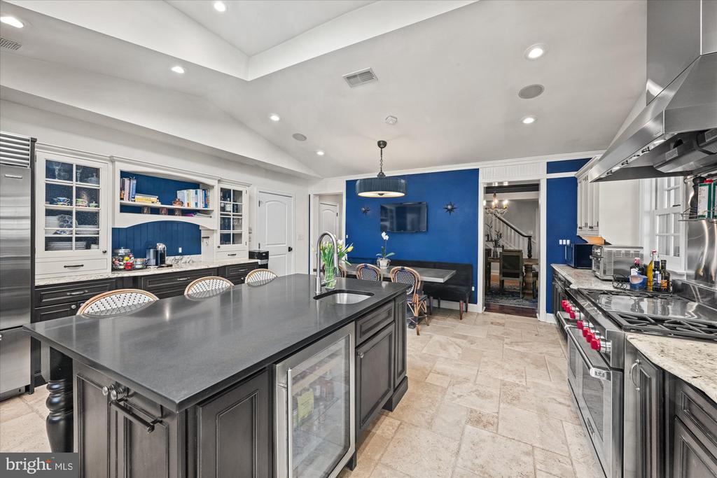 6 LELAND COURT