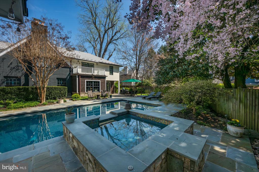 6 LELAND COURT