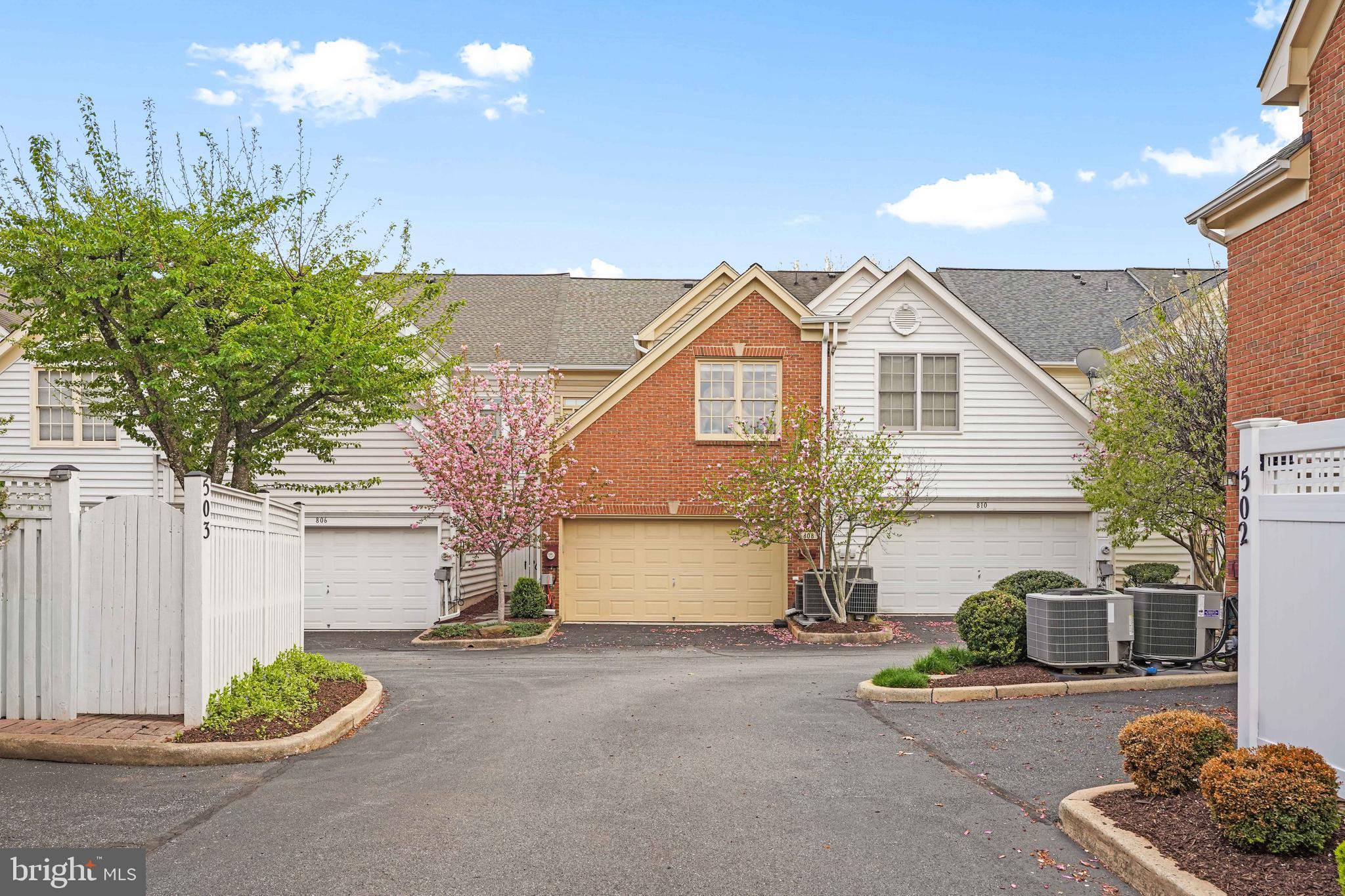 808 OAK KNOLL TERRACE