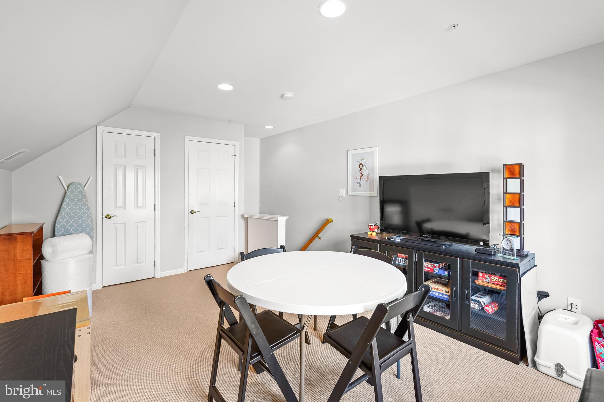 808 OAK KNOLL TERRACE