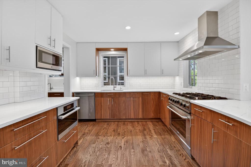 4225 OAKRIDGE LANE