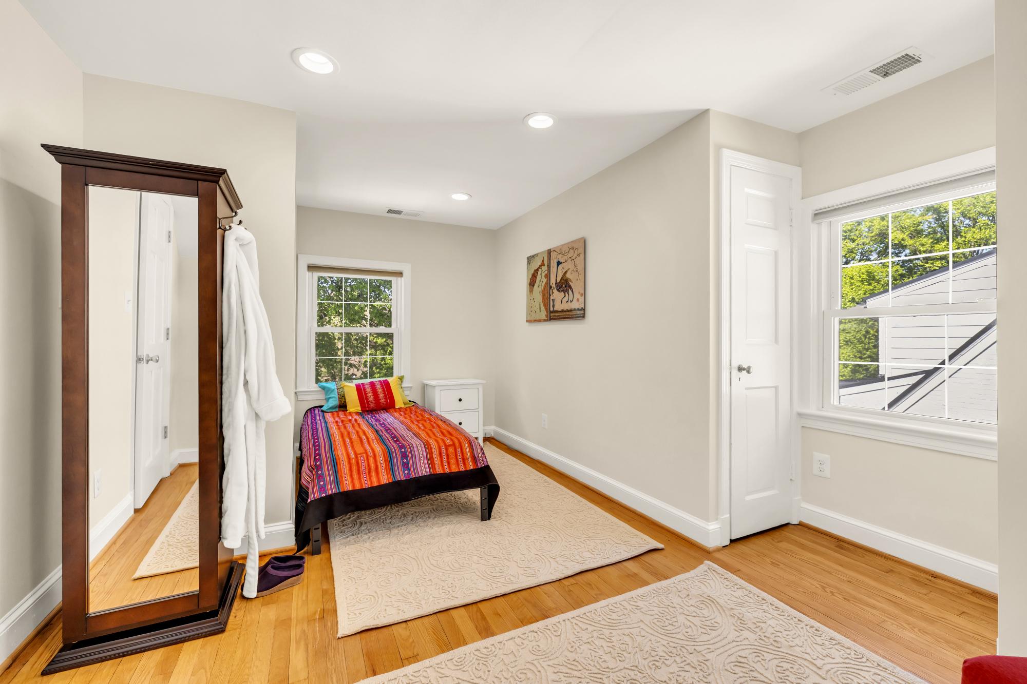4215 OAKRIDGE