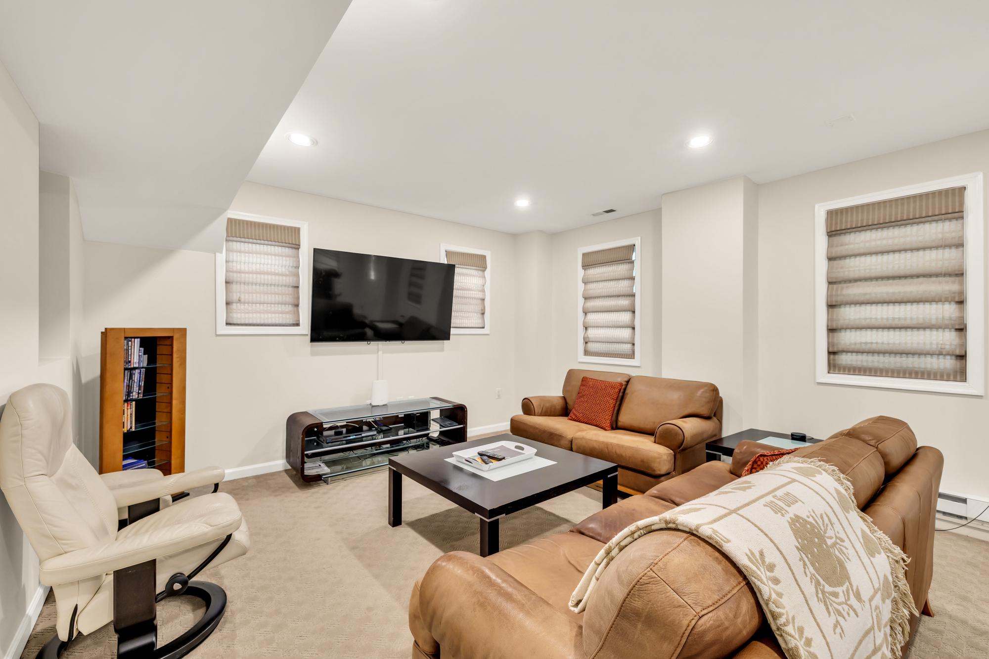 4215 OAKRIDGE