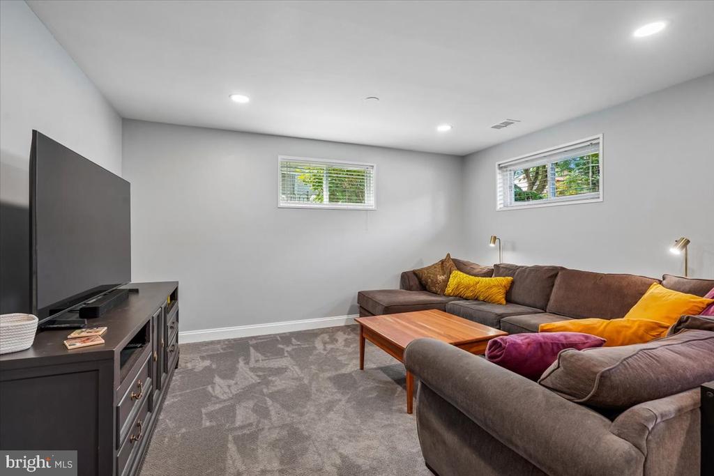 11111 LUND PLACE