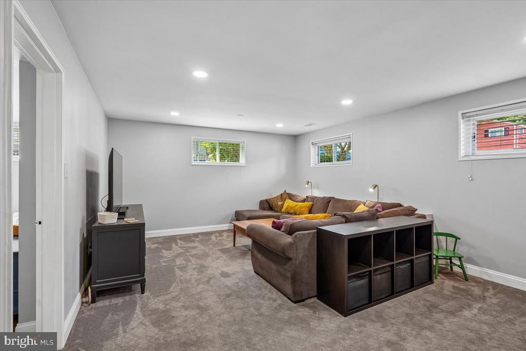 11111 LUND PLACE