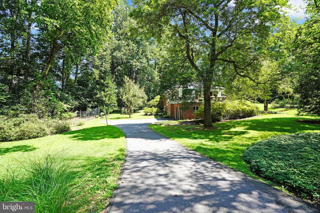 9233 FARNSWORTH DRIVE