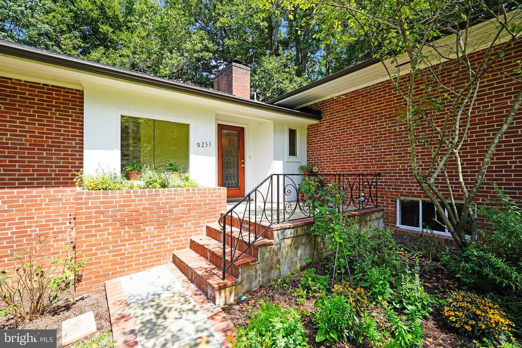 9233 FARNSWORTH DRIVE