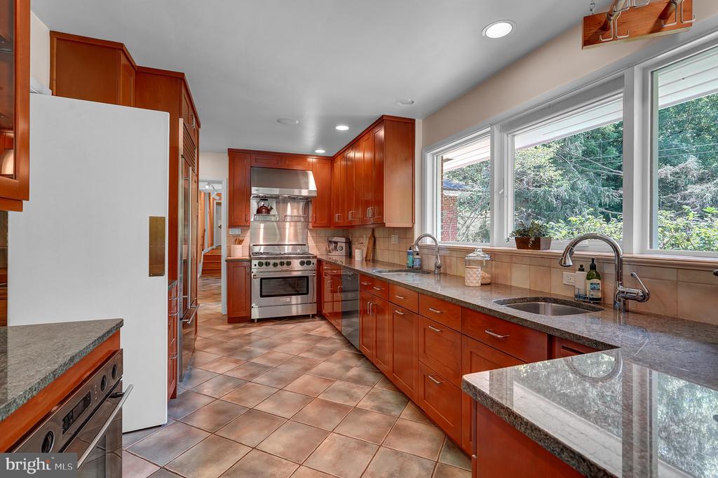 9233 FARNSWORTH DRIVE