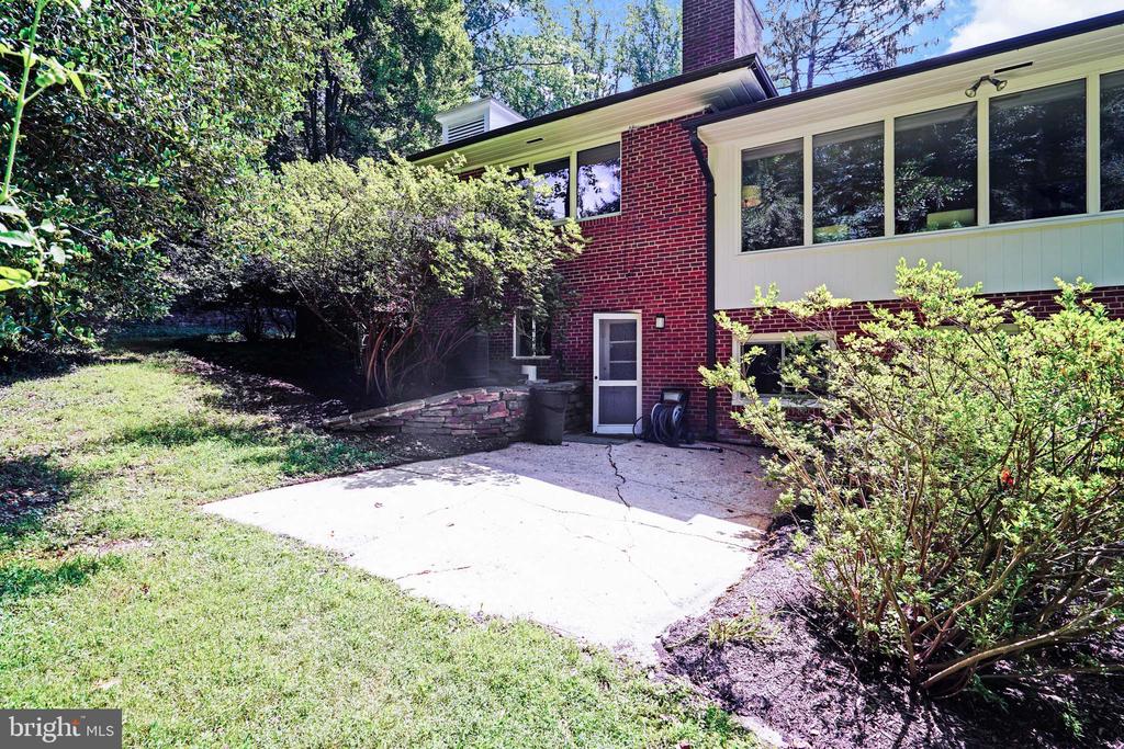 9233 FARNSWORTH DRIVE