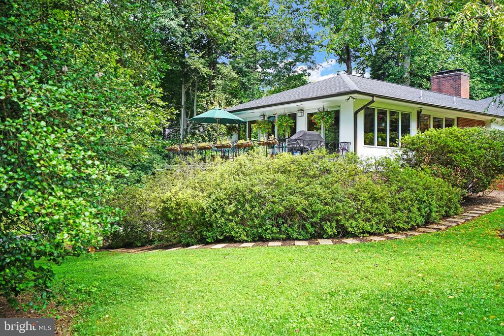 9233 FARNSWORTH DRIVE
