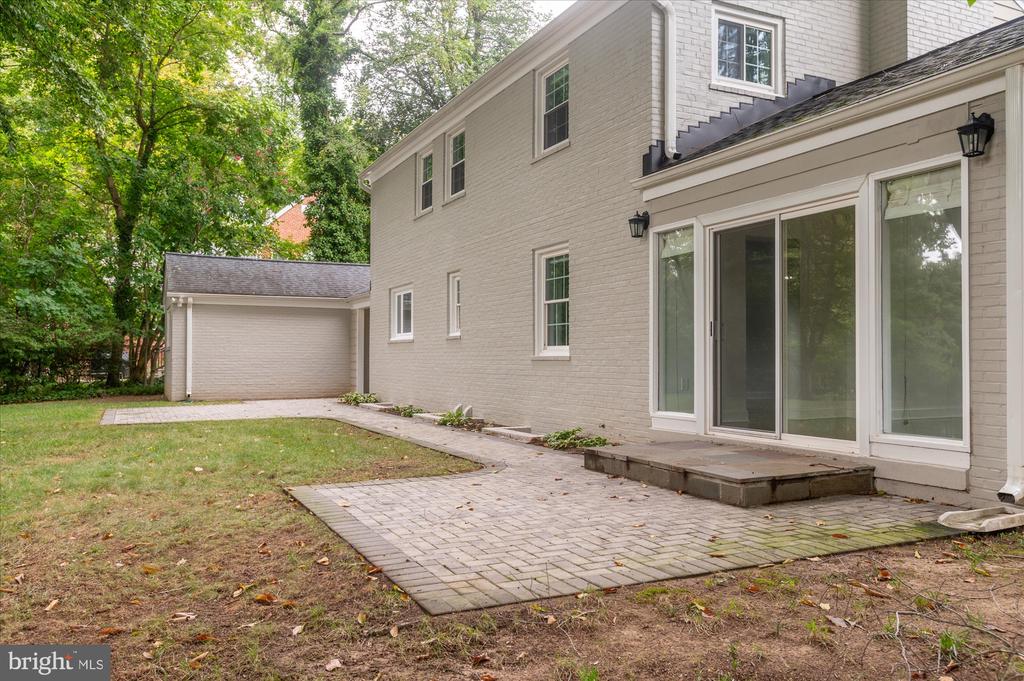 9616 W BEXHILL DRIVE