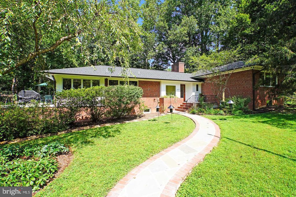 9233 FARNSWORTH DRIVE