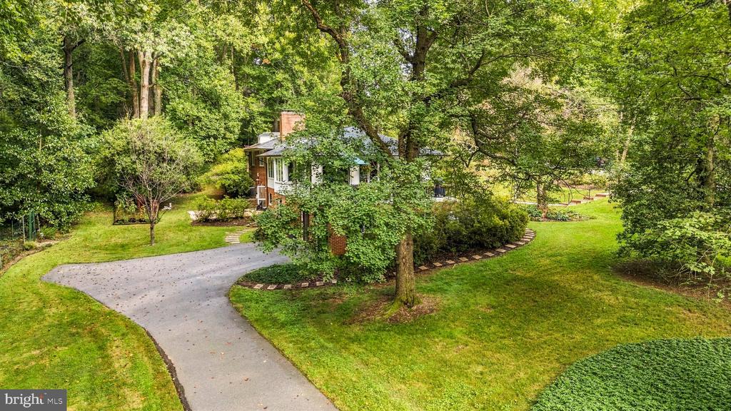 9233 FARNSWORTH DRIVE