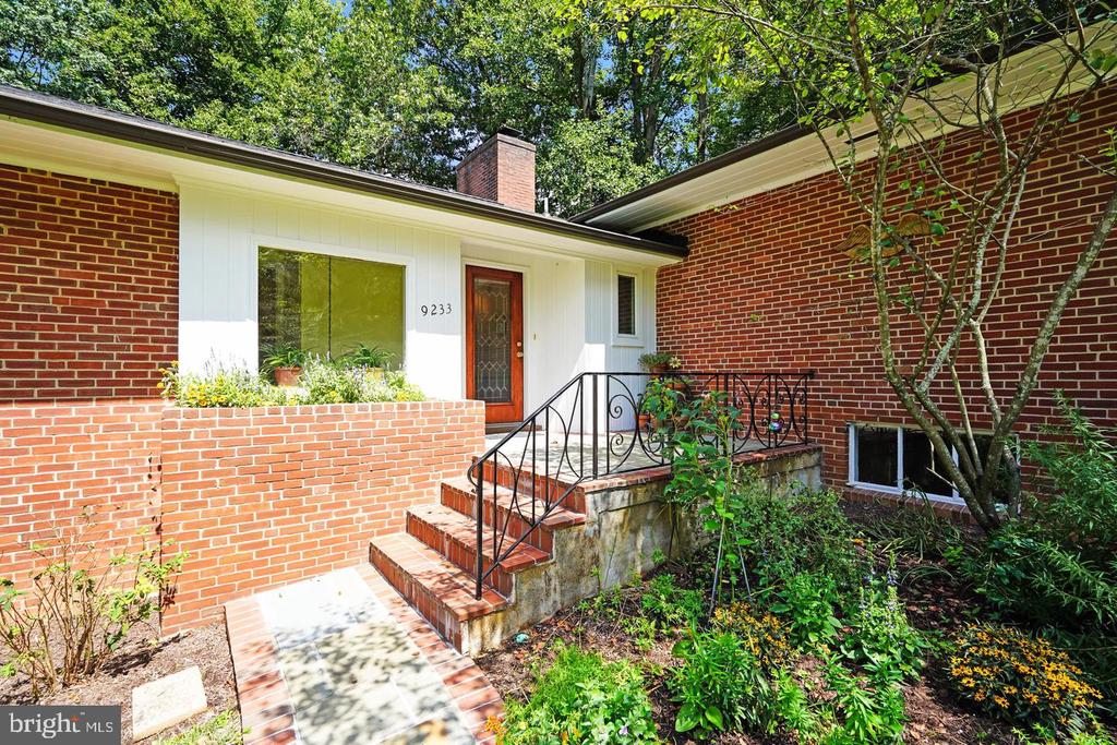 9233 FARNSWORTH DRIVE