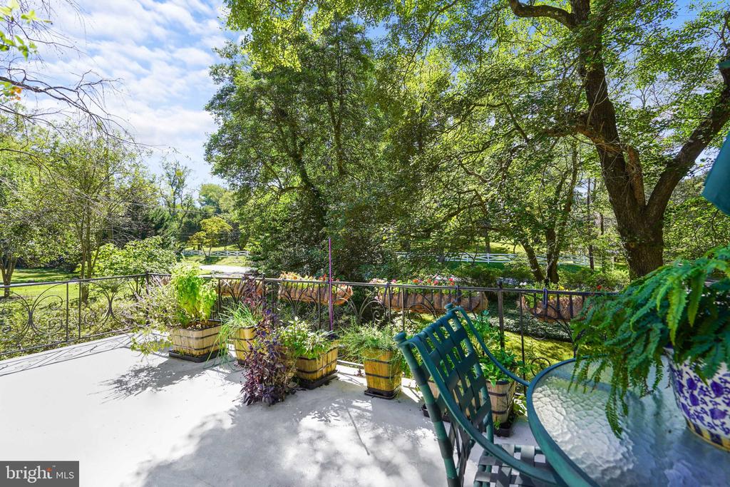 9233 FARNSWORTH DRIVE
