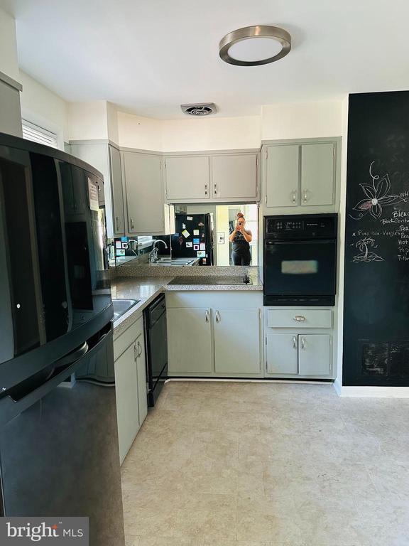 12 ARTHUR DRIVE W
