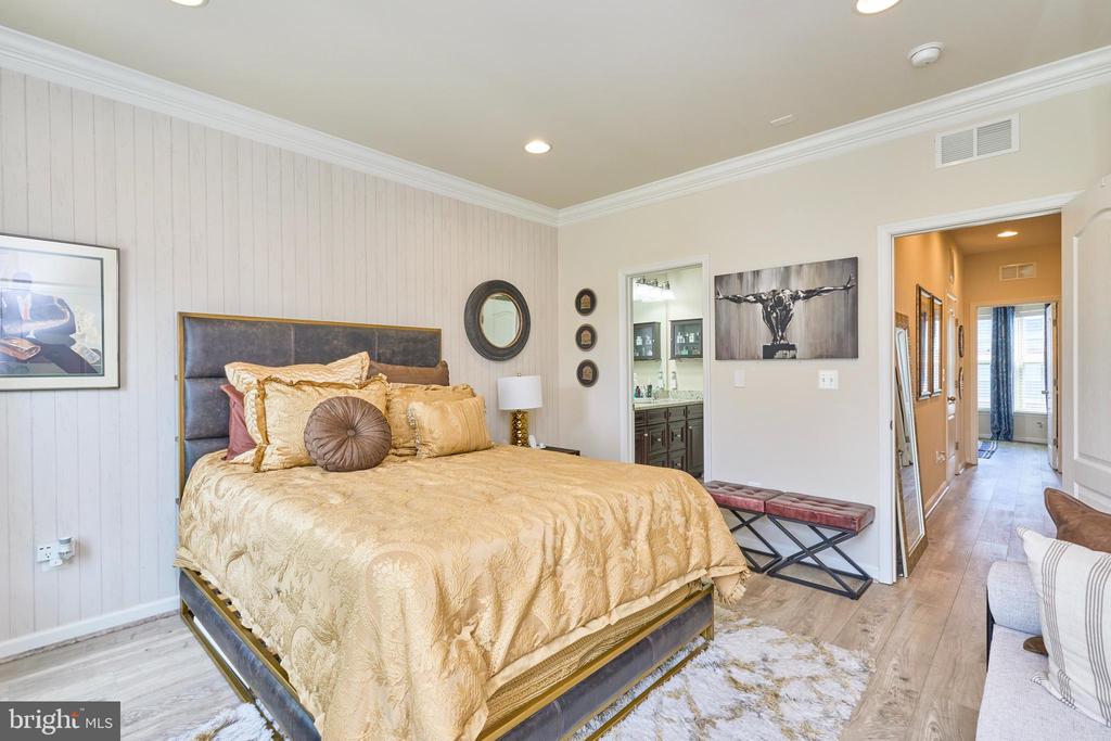 866 REGENTS SQUARE Unit: 336
