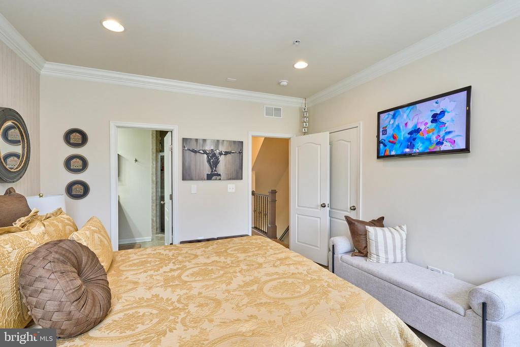 866 REGENTS SQUARE Unit: 336