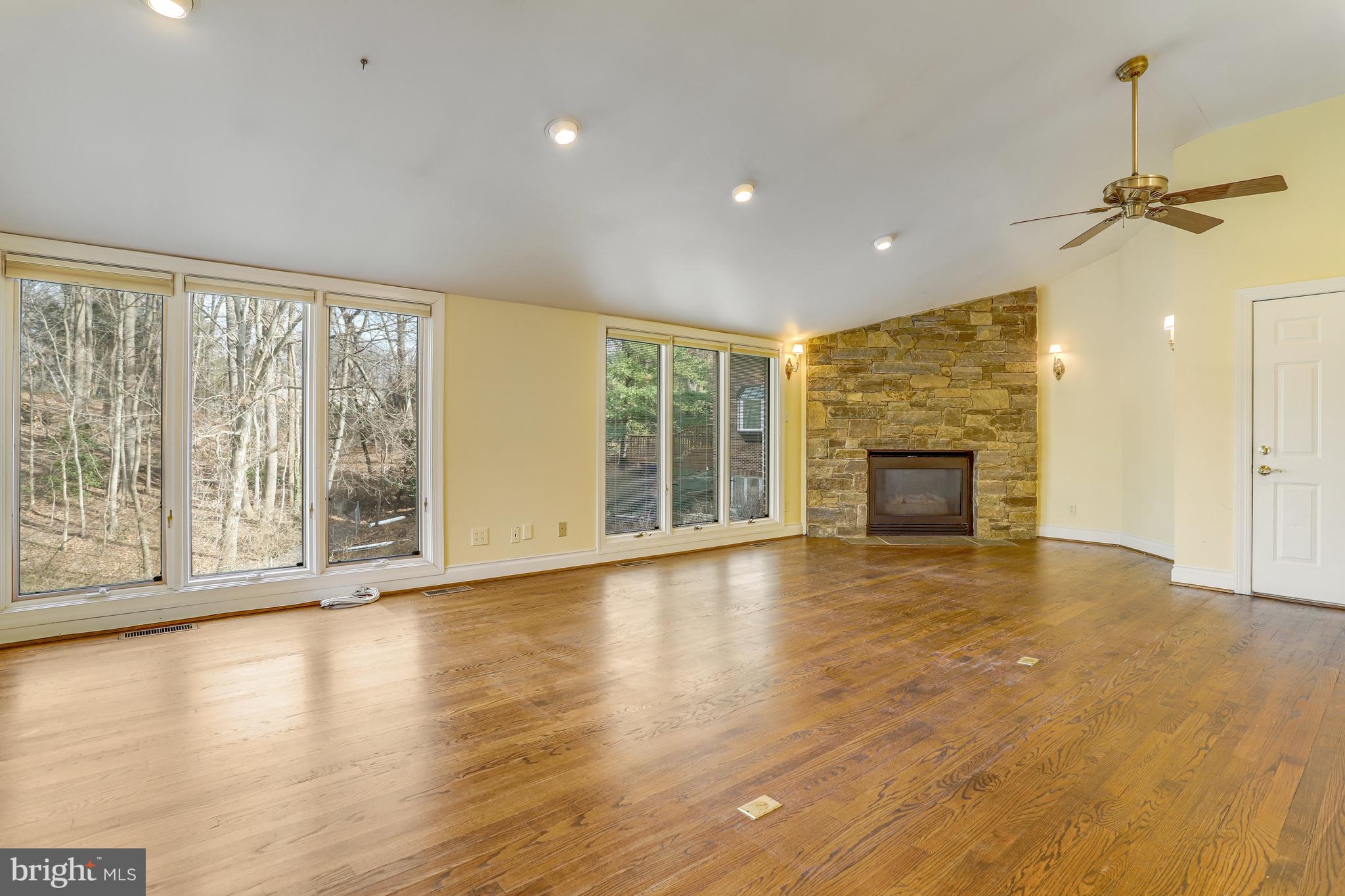 2471 N WAKEFIELD COURT