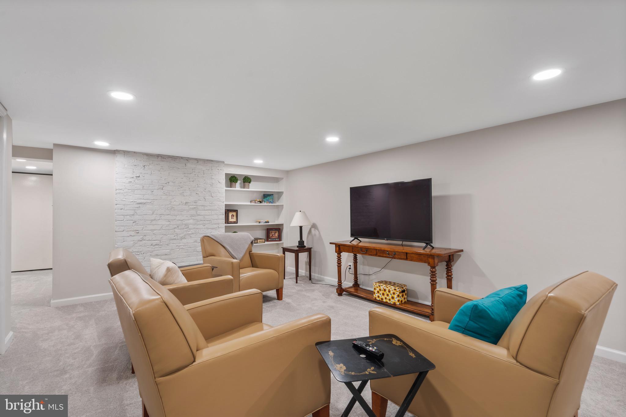 2830 N BEECHWOOD CIRCLE