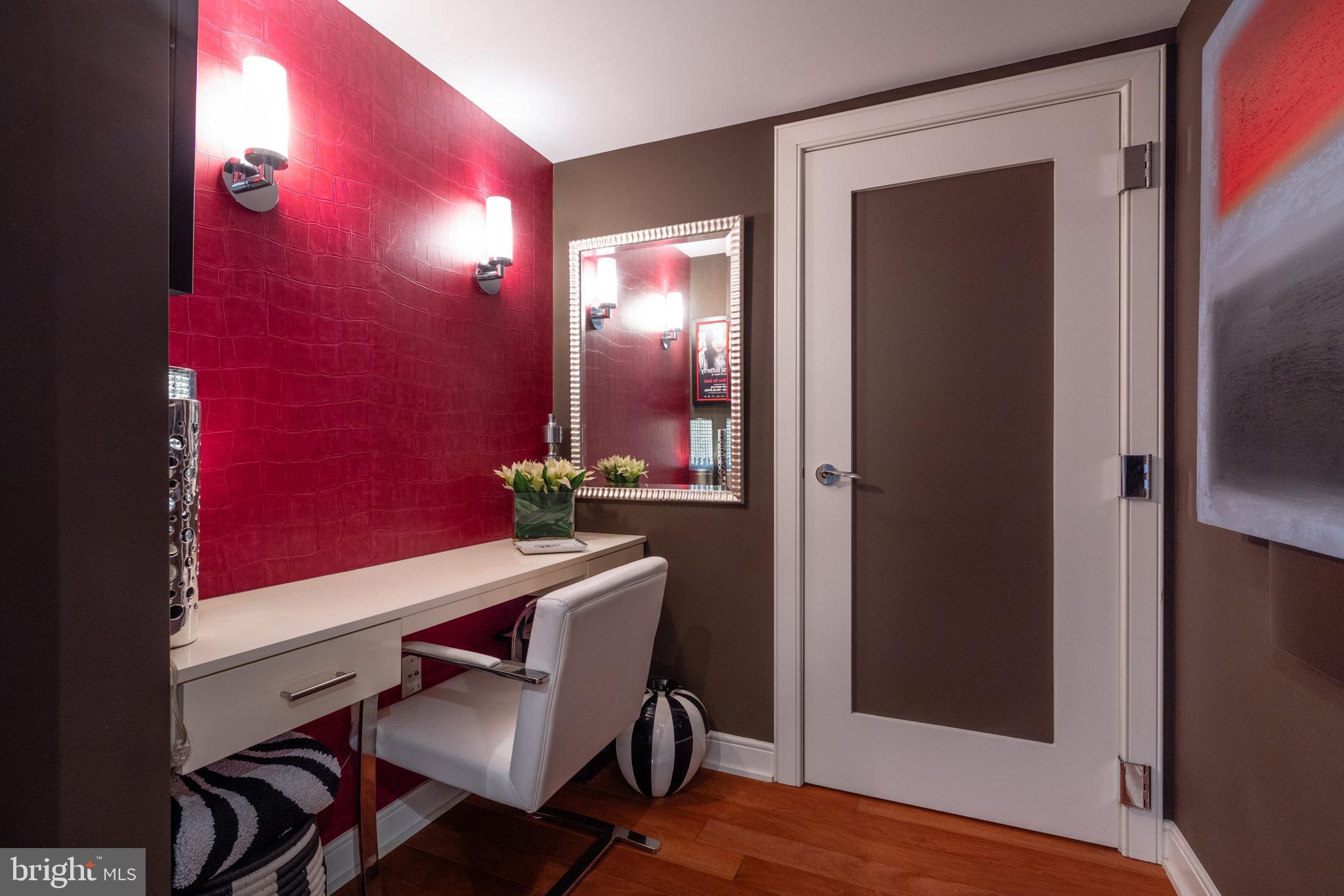 1111 19TH STREET N 2806