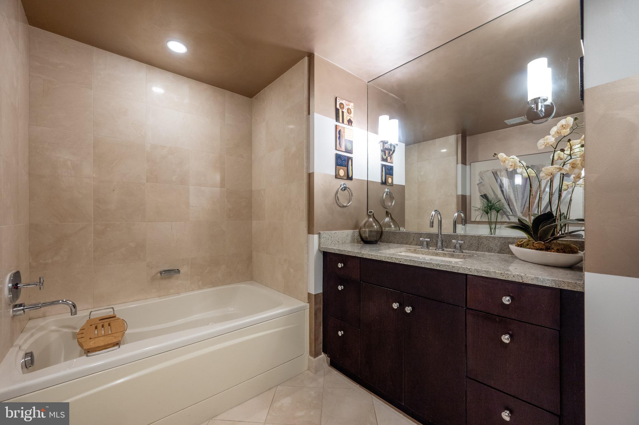 1111 19TH STREET N 2806