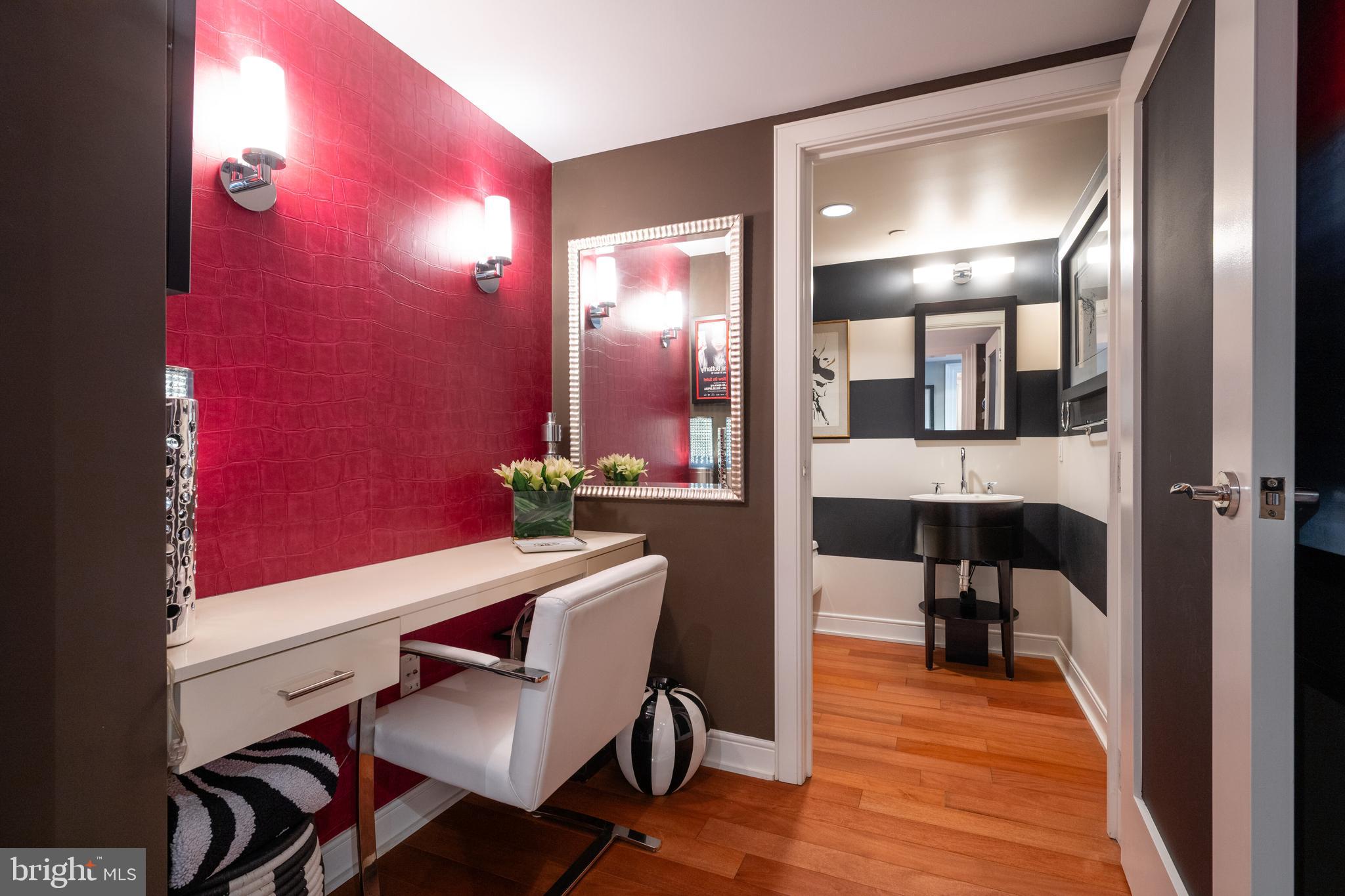 1111 19TH STREET N 2806