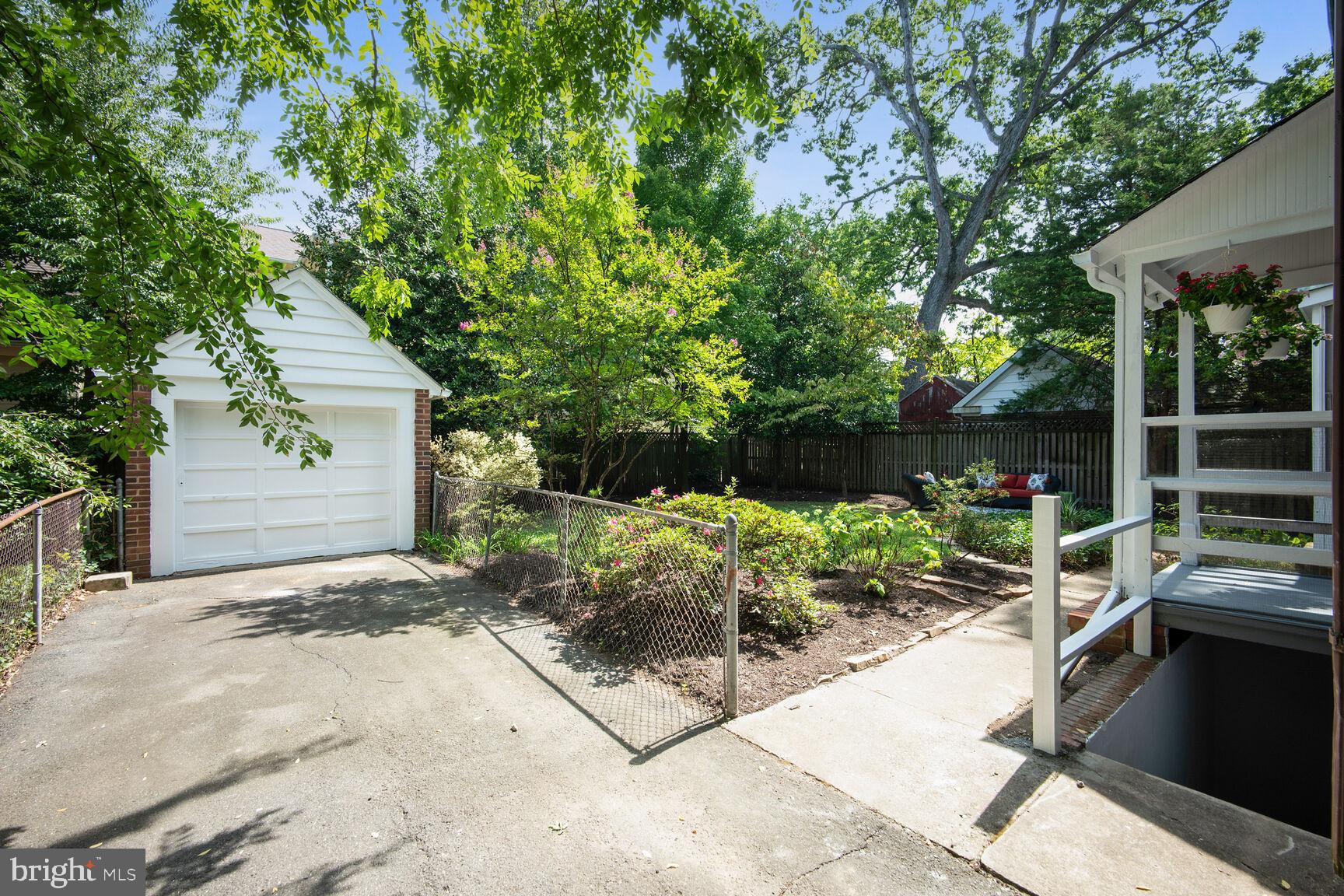 419 N JACKSON STREET