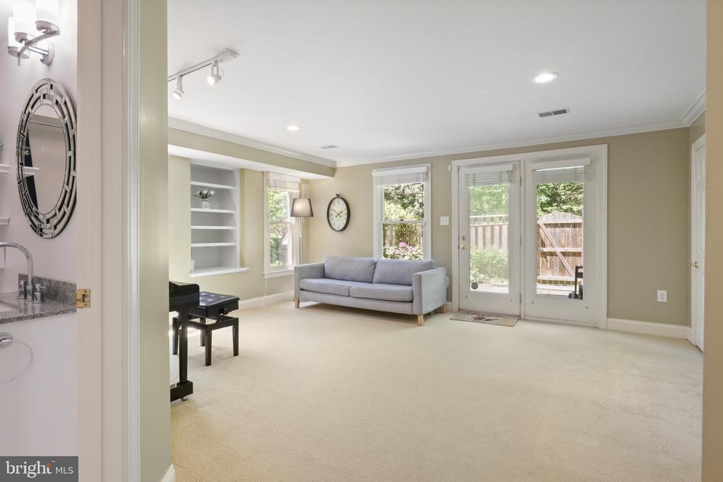 2331 N VAN BUREN COURT