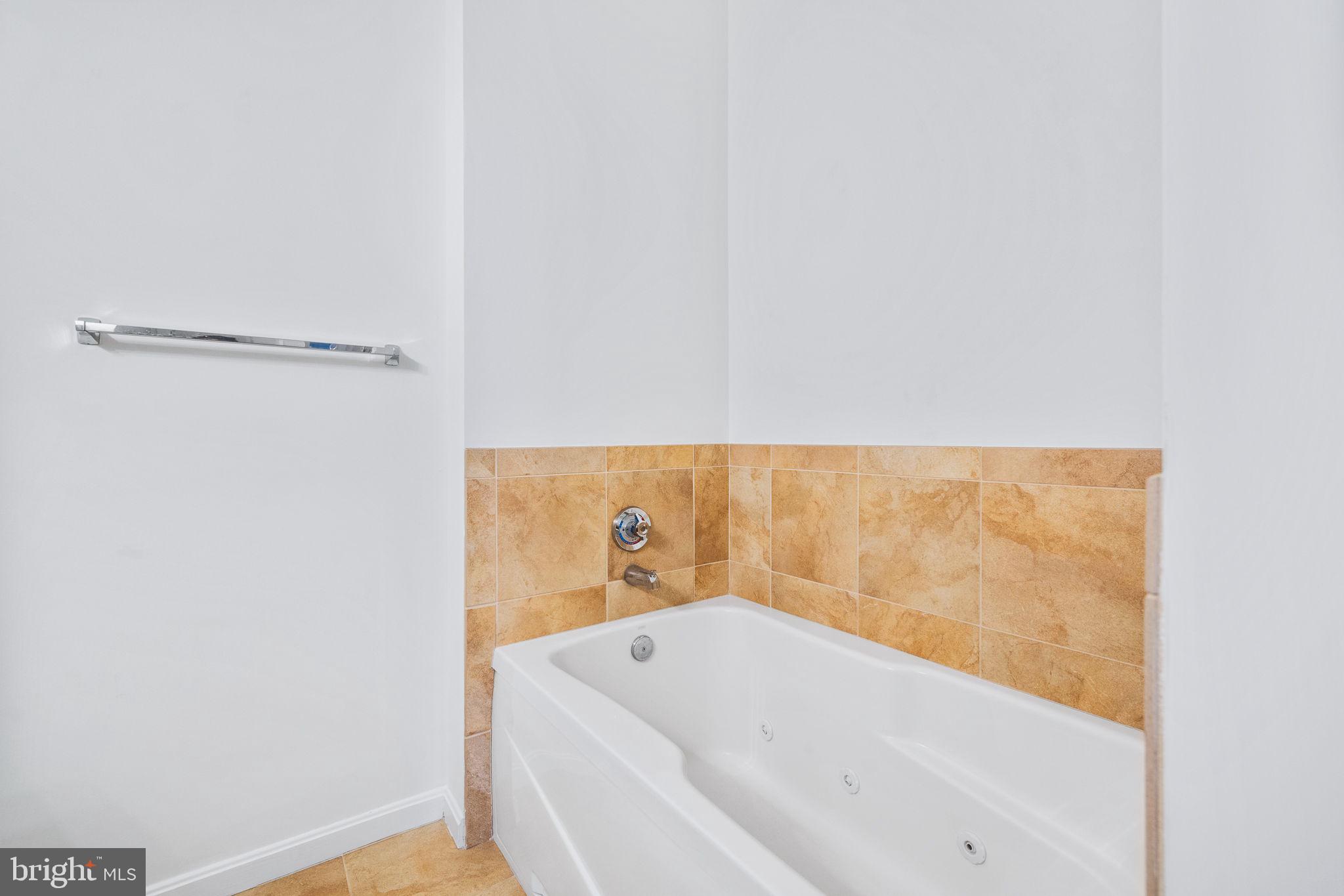 2220 FAIRFAX DRIVE PH07