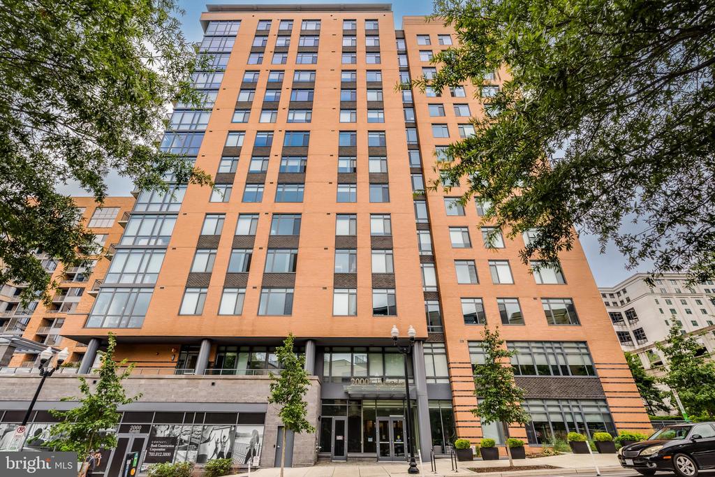 2000 CLARENDON BOULEVARD 901