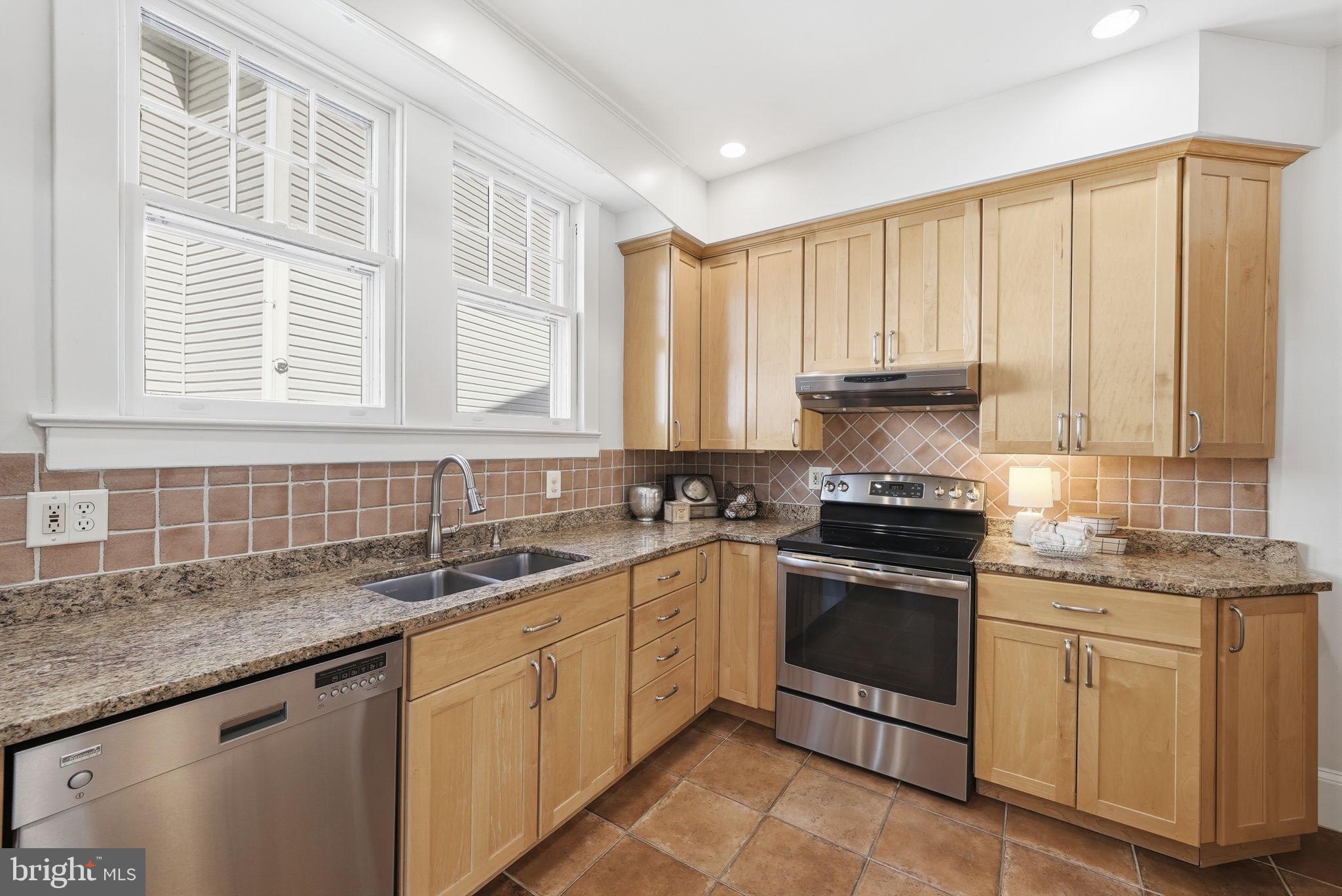 1526 N EDGEWOOD STREET