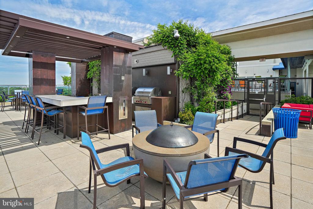 851 N GLEBE ROAD 812