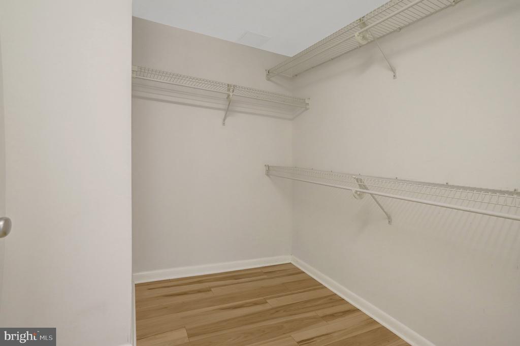 851 N GLEBE ROAD 812
