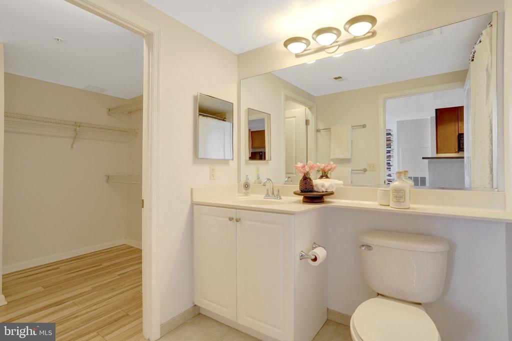 851 N GLEBE ROAD 812