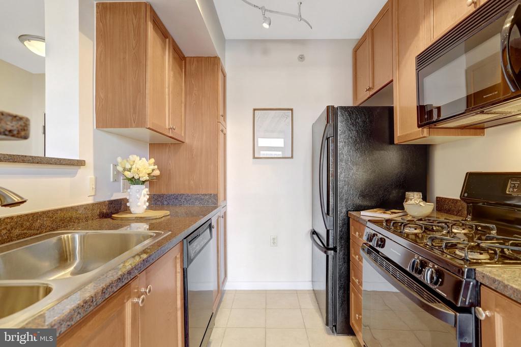 851 N GLEBE ROAD 812
