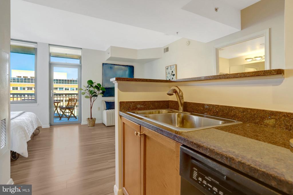 851 N GLEBE ROAD 812
