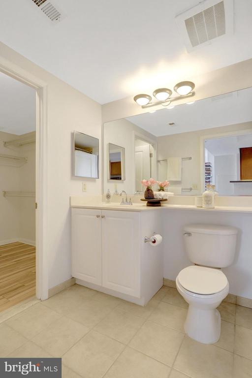 851 N GLEBE ROAD 812