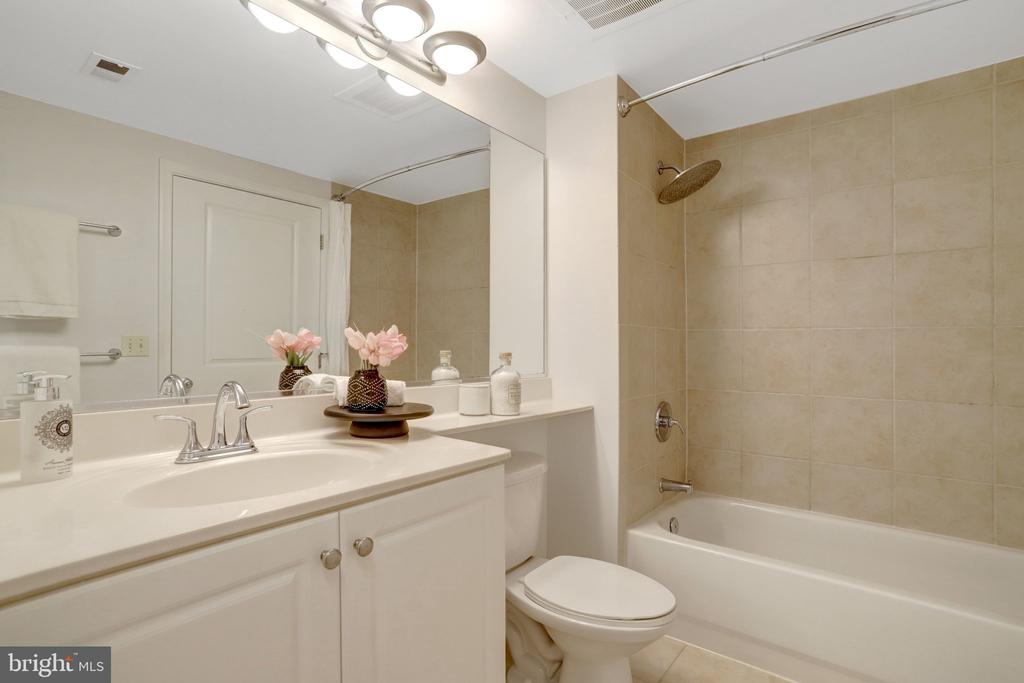 851 N GLEBE ROAD 812