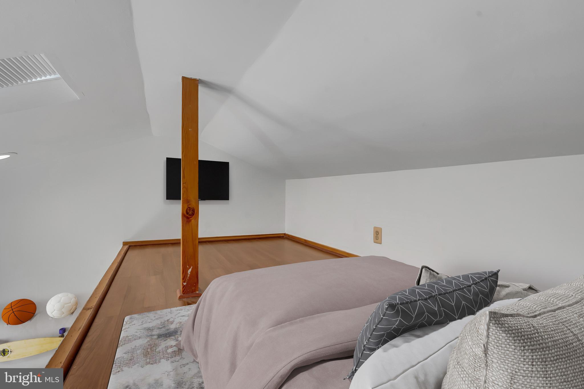 422 N EDGEWOOD STREET