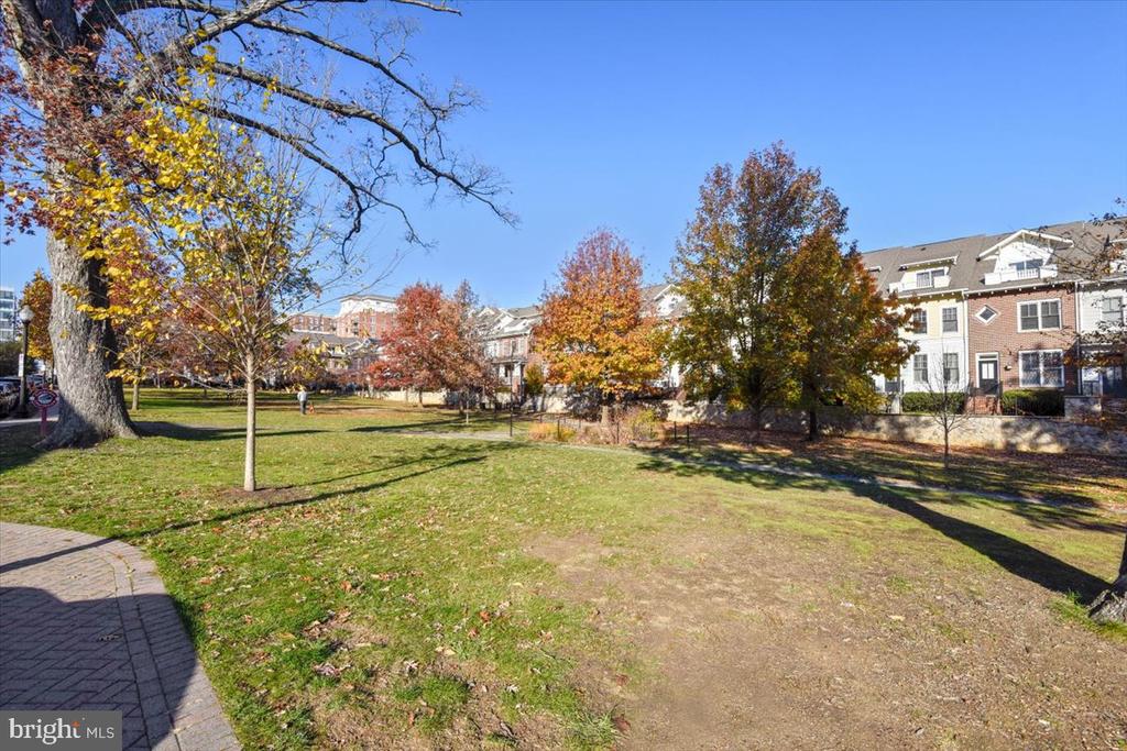 1600 N OAK STREET 1221