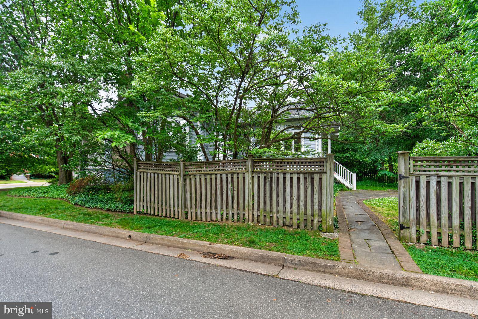 526 N IVY STREET