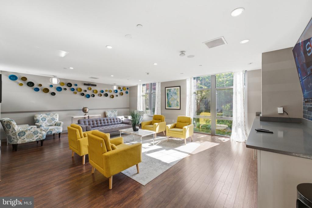 1021 N GARFIELD STREET Unit: 929