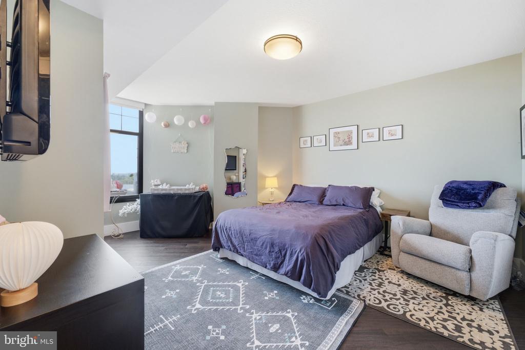 1021 N GARFIELD STREET Unit: 929